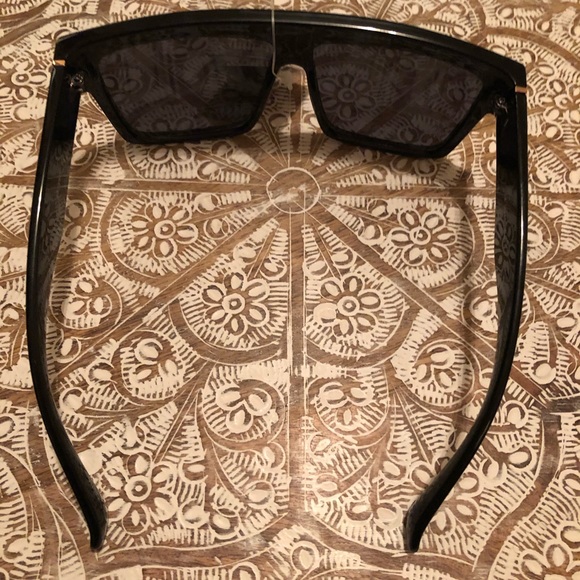NWT Black & Gold Trendy Statement Sunglasses - Picture 4 of 8
